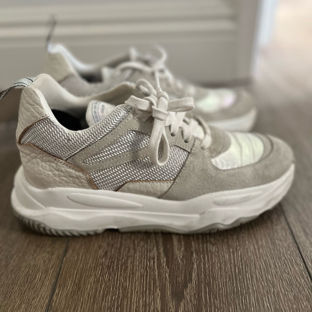 P448‎ white sneakers
